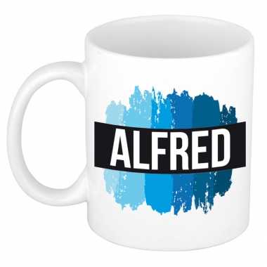 Naam cadeau mok / beker alfred met blauwe verfstrepen 300 ml