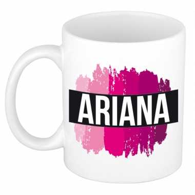 Naam cadeau mok / beker ariana met roze verfstrepen 300 ml