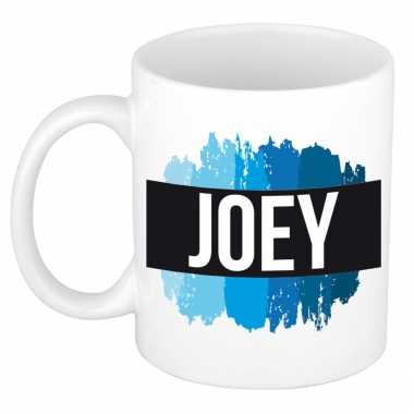 Naam cadeau mok / beker joey met blauwe verfstrepen 300 ml