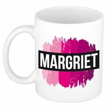 Naam cadeau mok / beker margriet met roze verfstrepen 300 ml