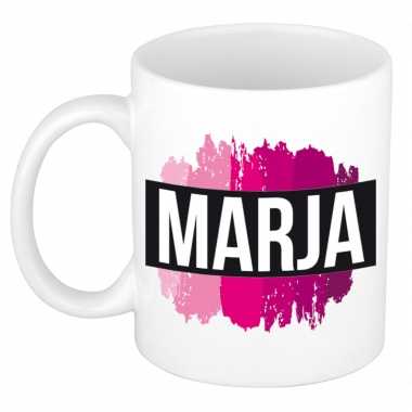 Naam cadeau mok / beker marja met roze verfstrepen 300 ml