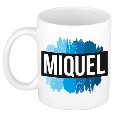 Naam cadeau mok / beker miquel met blauwe verfstrepen 300 ml