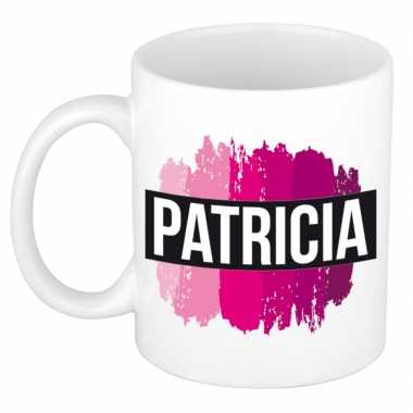 Naam cadeau mok / beker patricia met roze verfstrepen 300 ml