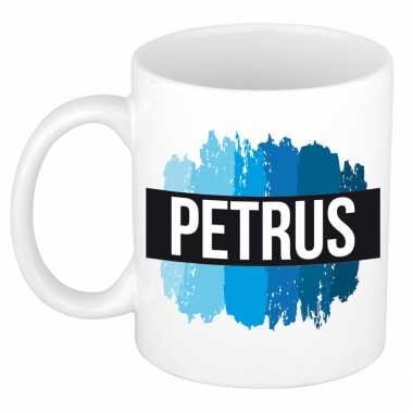 Naam cadeau mok / beker petrus met blauwe verfstrepen 300 ml