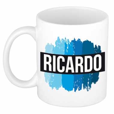 Naam cadeau mok / beker ricardo met blauwe verfstrepen 300 ml