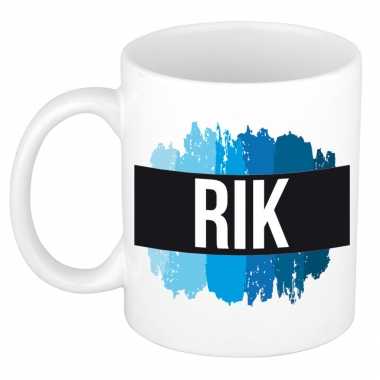 Naam cadeau mok / beker rik met blauwe verfstrepen 300 ml
