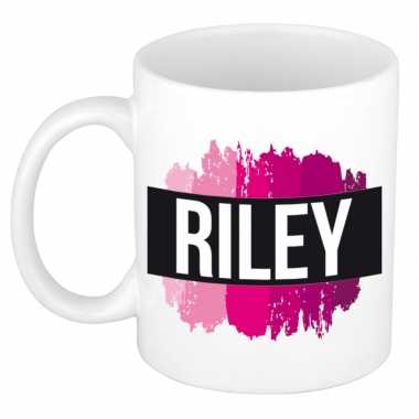 Naam cadeau mok / beker riley met roze verfstrepen 300 ml