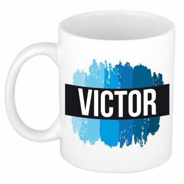 Naam cadeau mok / beker victor met blauwe verfstrepen 300 ml