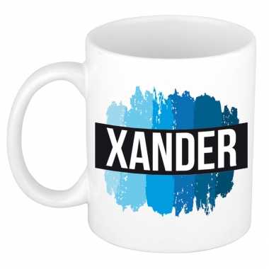 Naam cadeau mok / beker xander met blauwe verfstrepen 300 ml