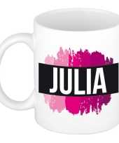 Naam cadeau mok beker julia met roze verfstrepen 300 ml