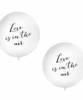 Set van 2x stuks mega ballonnen wit met love is in the air tekst